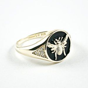 Cute Center Gold Tone Bee Round Ring